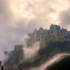 Montserrat bajo la niebla