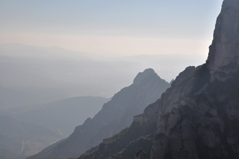 Montserrat-Flanke im Gegenlicht