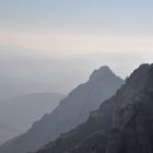 Montserrat-Flanke im Gegenlicht