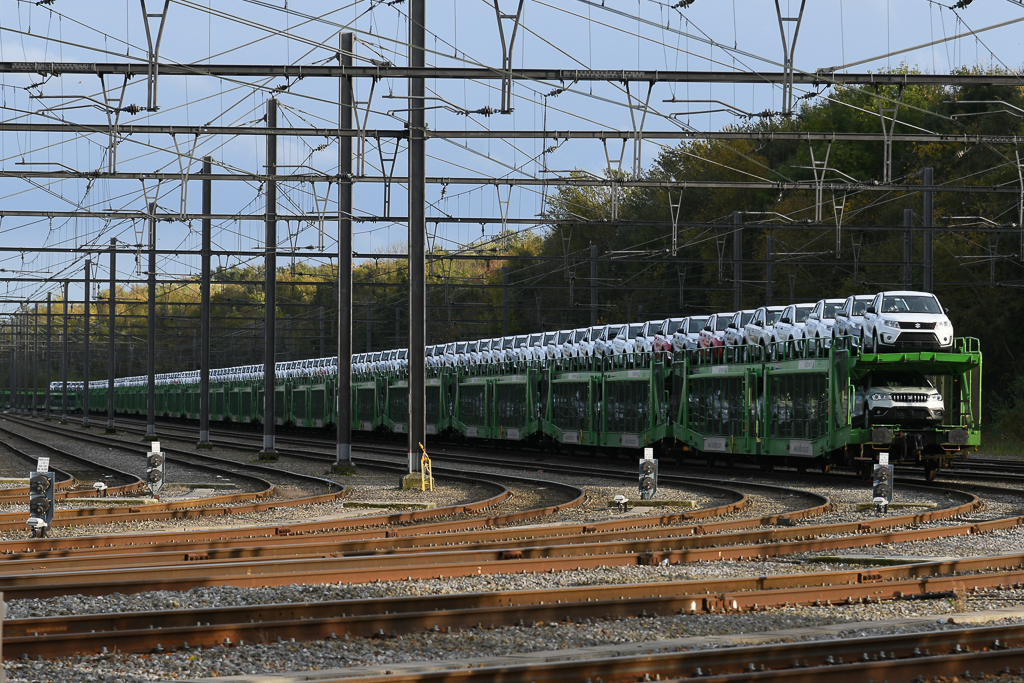 Montzen Autozug mit neue Suzuki's  (B)