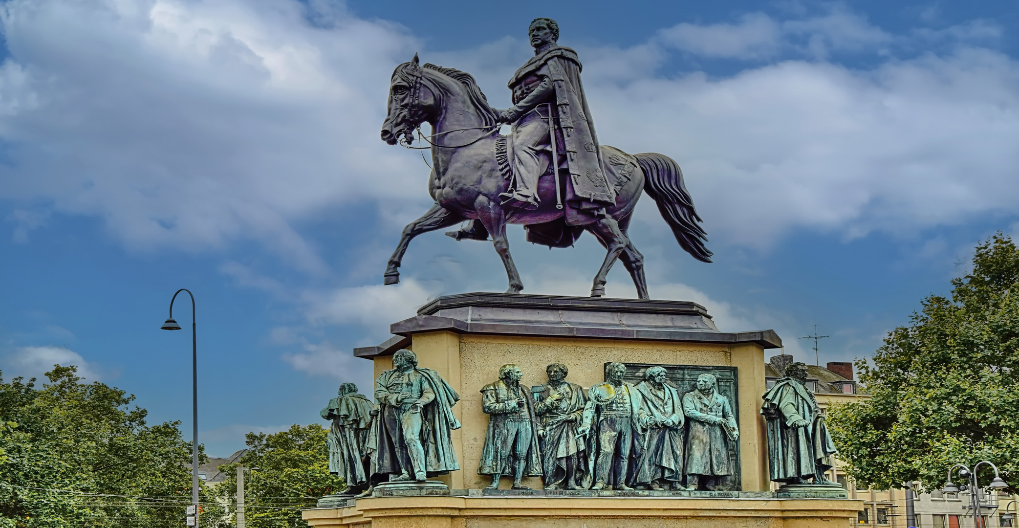 Monument auf dem Altermarkt (Heumarkt) im Herzen vun Kölle