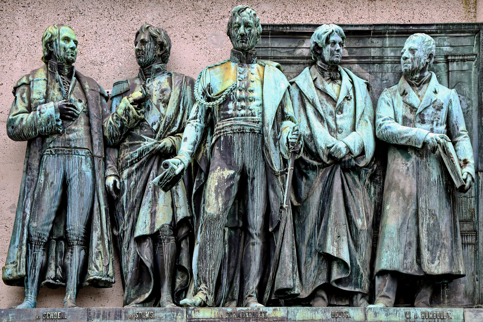 Monument auf dem Altermarkt (Heumarkt) im Herzen vun Kölle