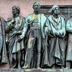 Monument auf dem Altermarkt (Heumarkt) im Herzen vun Kölle