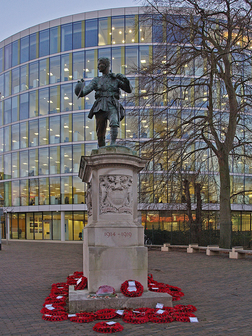 Monument aux morts de la 1ère Guerre mondiale («Le Retour au pays » par Robert Tait McKenzie -1922)