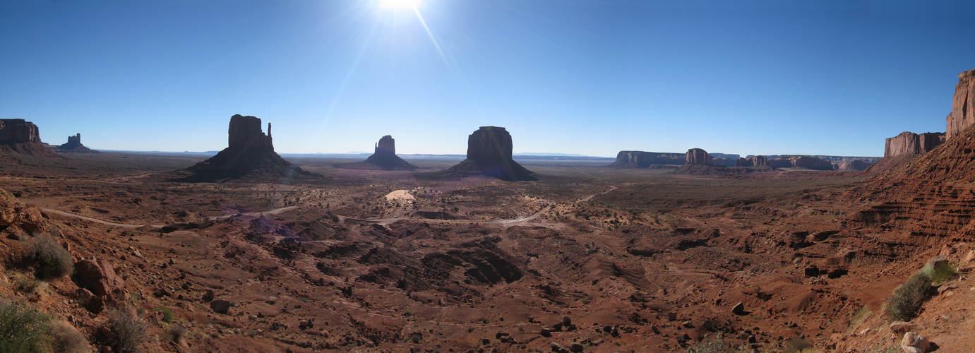 Monument Valley im Gegenlicht am Morgen