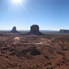 Monument Valley im Gegenlicht am Morgen