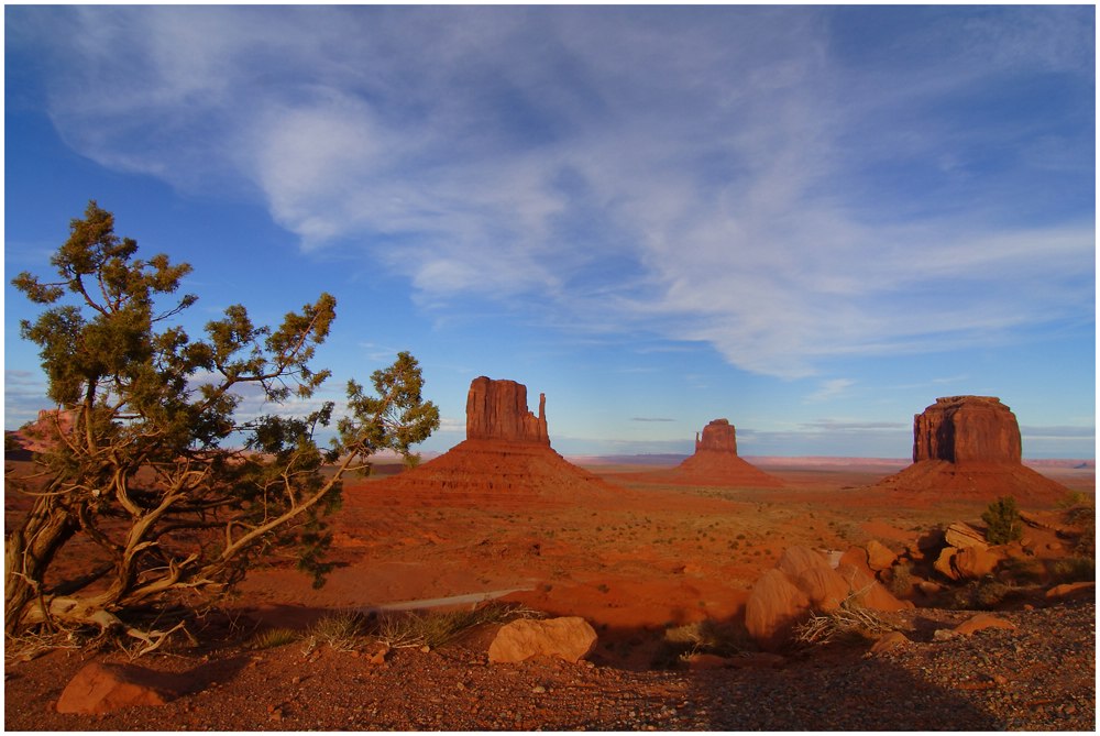 Monument Valley in den letzten Sonnenstrahlen