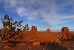 Monument Valley in den letzten Sonnenstrahlen