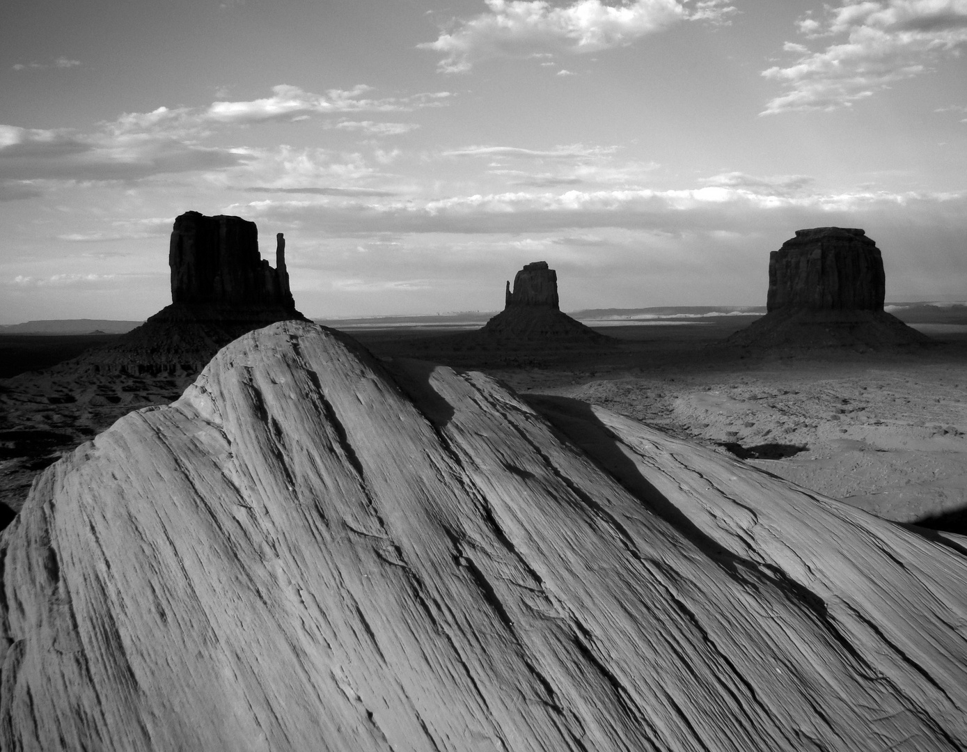 Monument Valley - in the realm of shadows