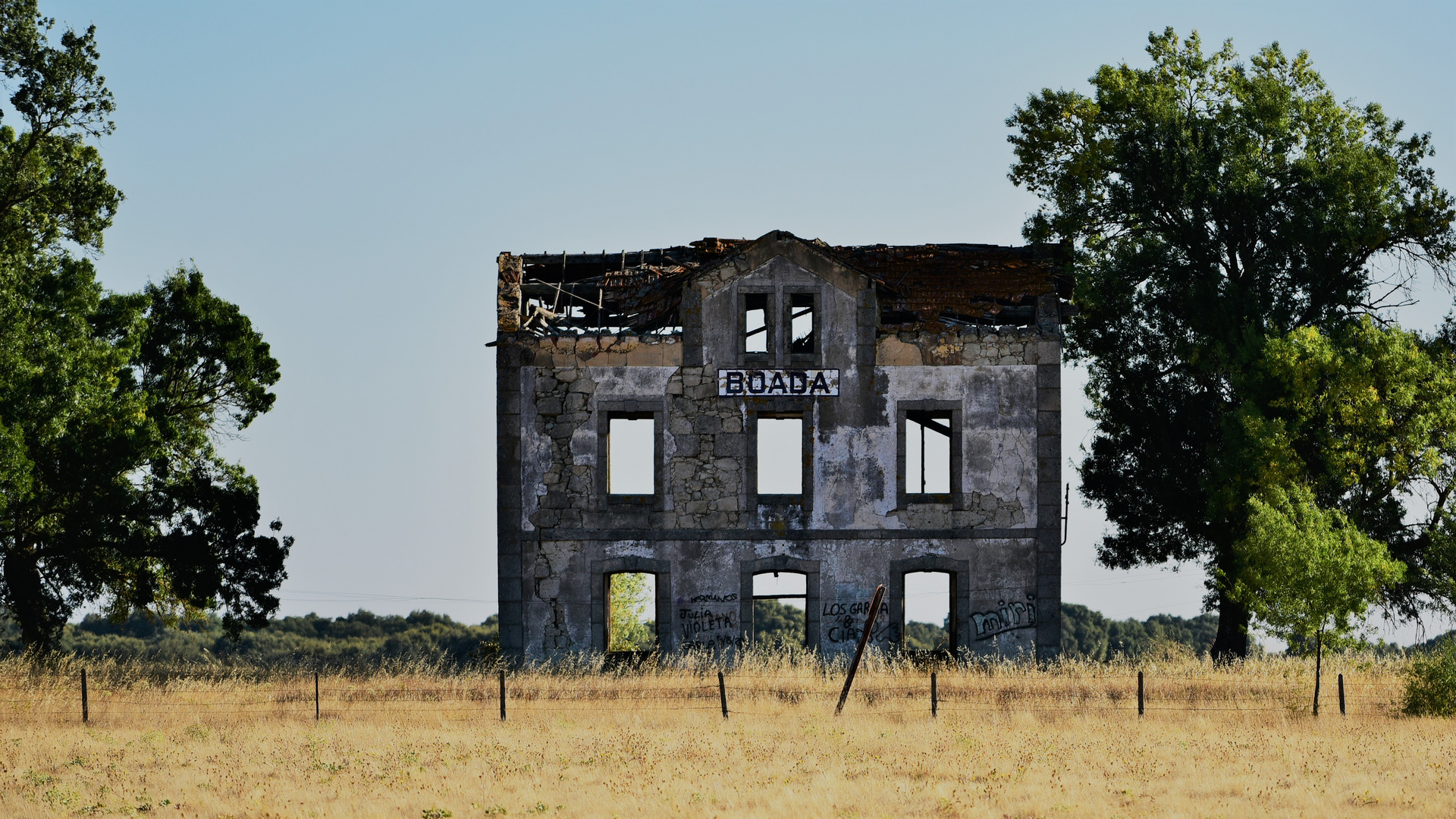 Monumental , im Dorf Boada . ! Ex Bahnhof !