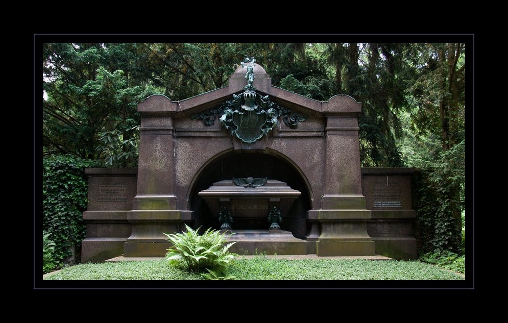 Monumentale Grabstätte auf dem Hauptriedhof in Frankfurt/Main