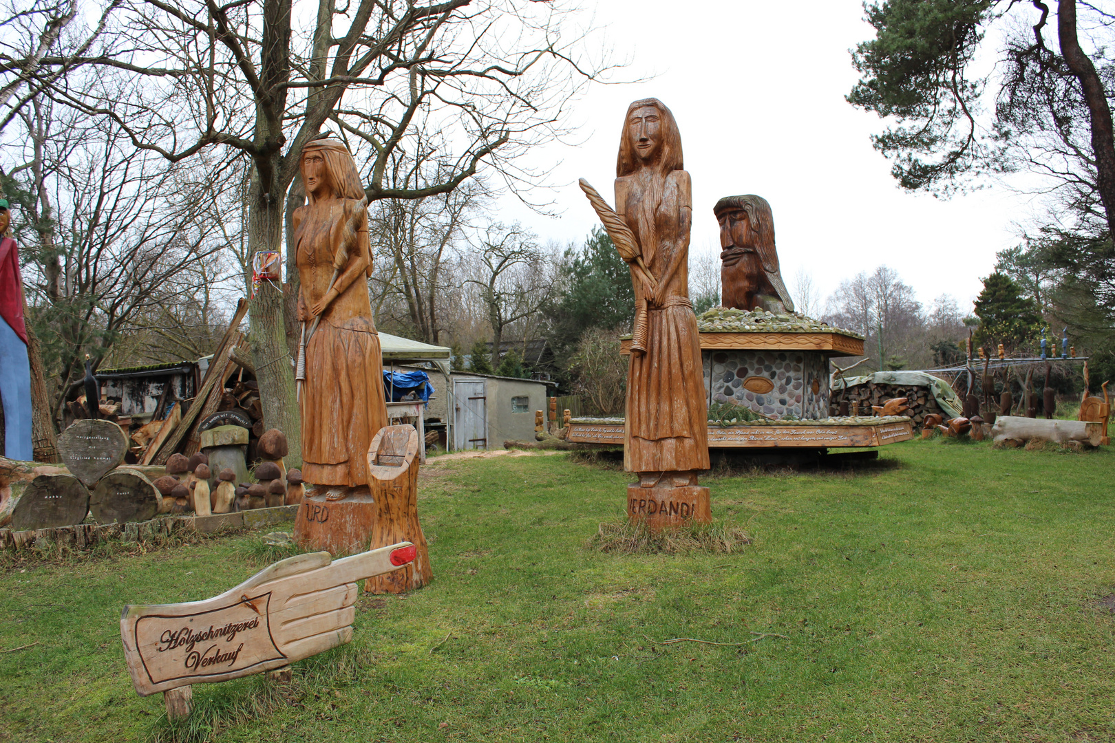 Monumentale Schnitzereien in Neuhaus