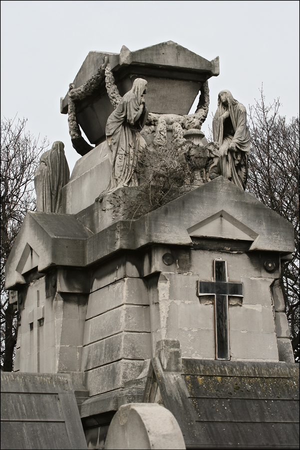 . . . monumentaler grabbau auf dem montmartre . . .