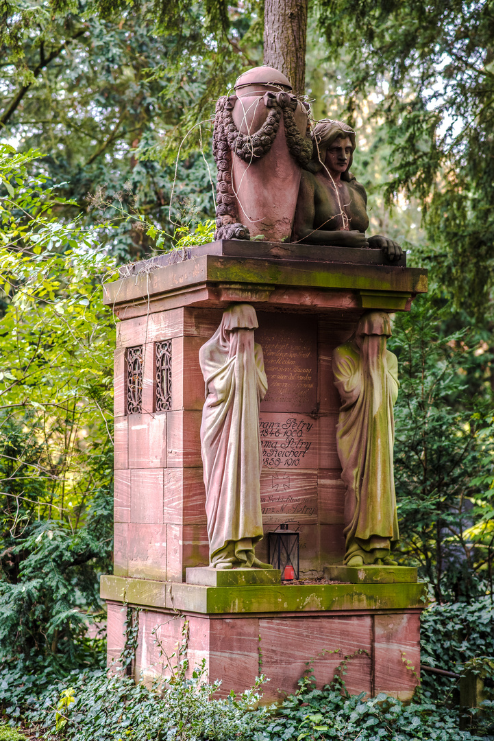 Monumentales Grabmal auf dem Frankfurter Hauptfriedhof