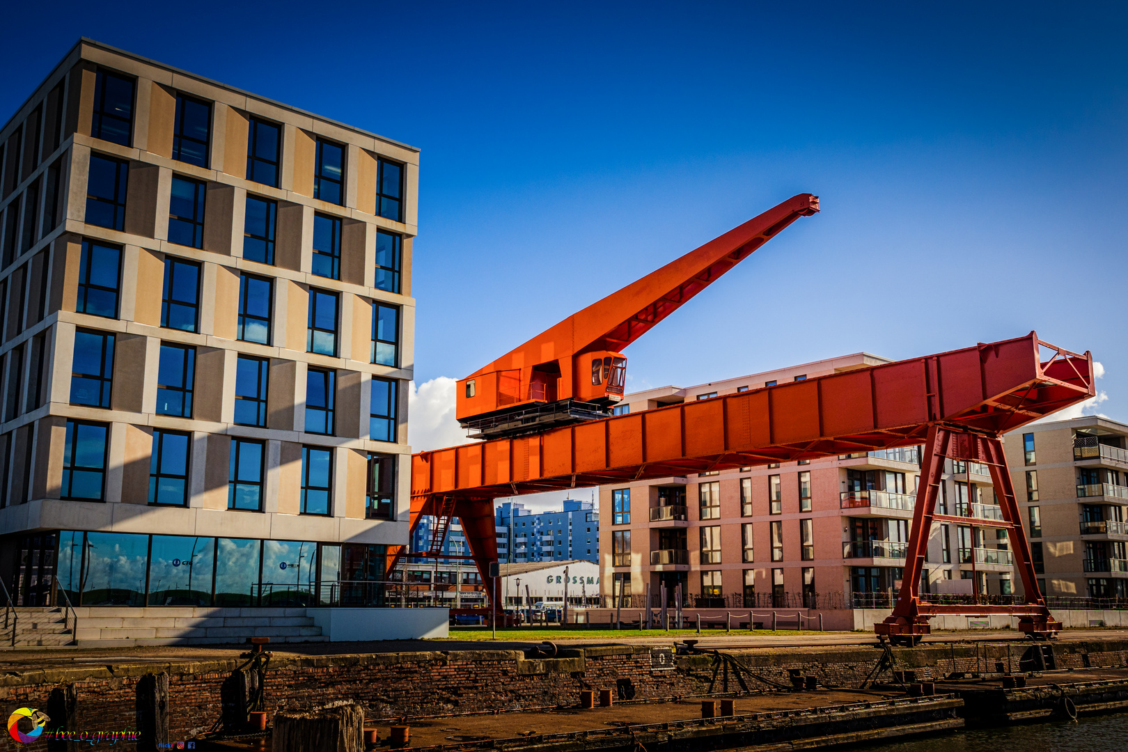 monument_crane