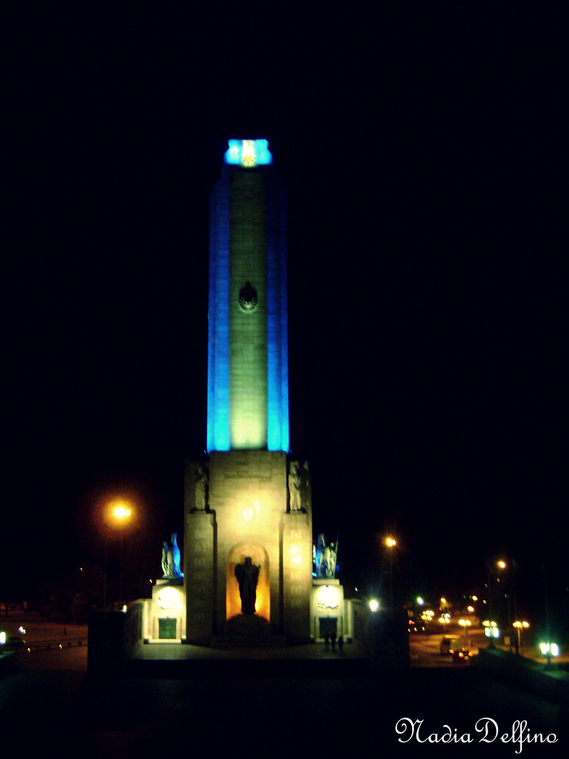 Monumento a la Bandera de noche .