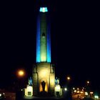 Monumento a la Bandera de noche .