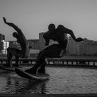 Monumento a los surfistas en La Coruña