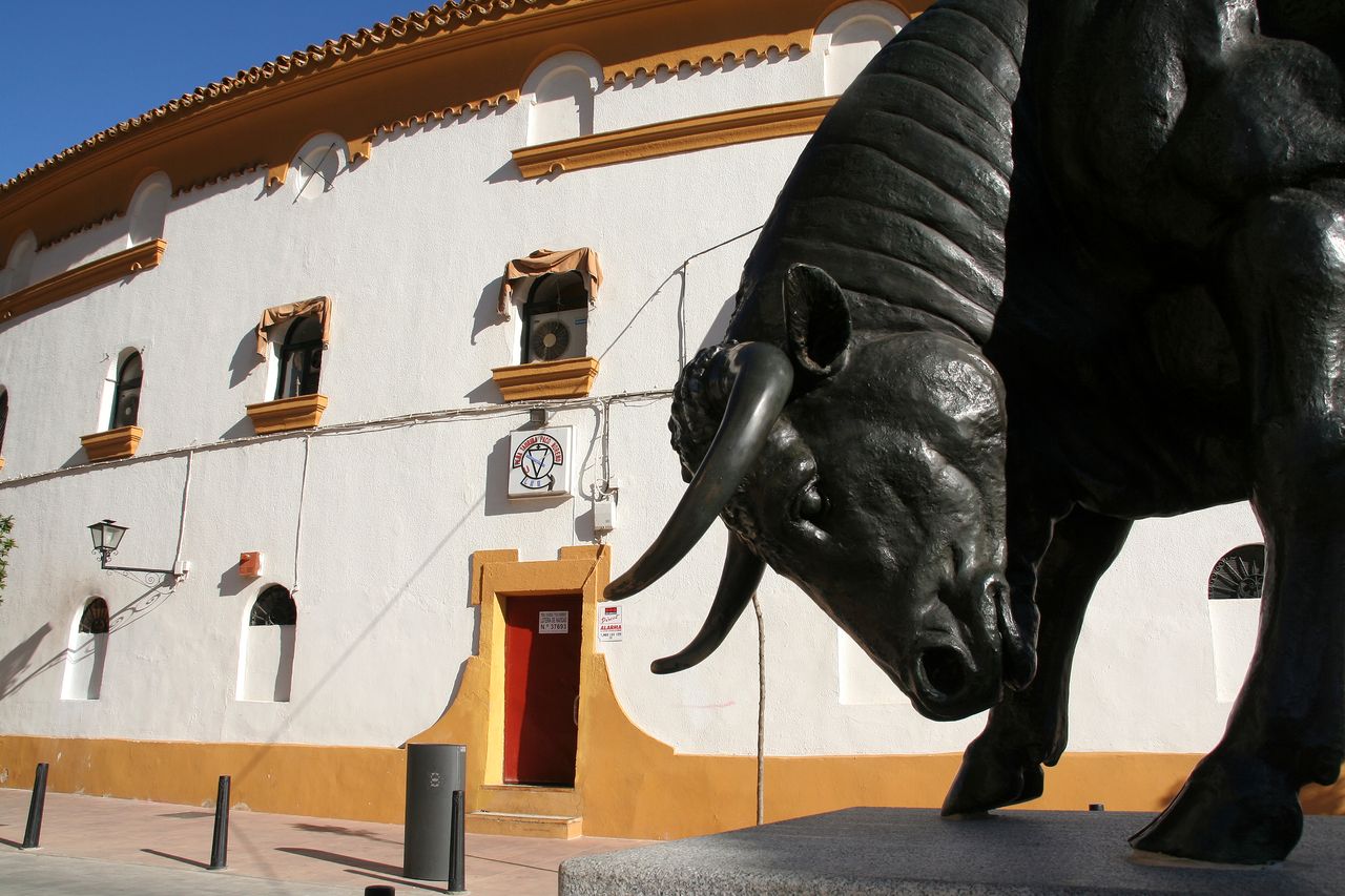 Monumento al toro bravo en Linares (Jaén)