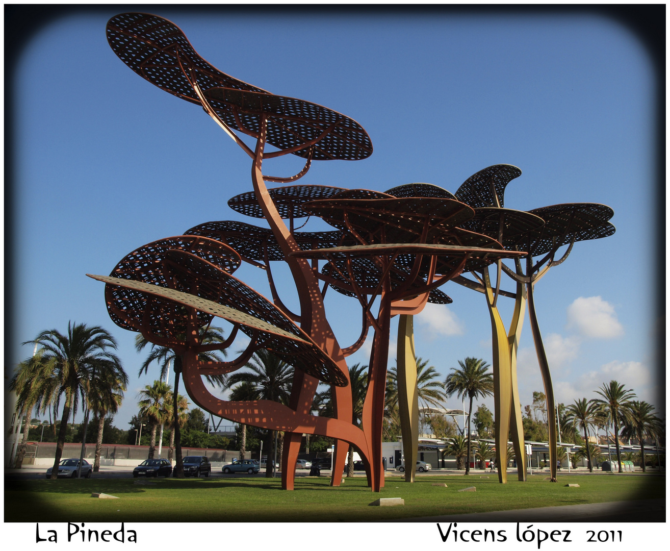 Monumento en la playa de la Pineda