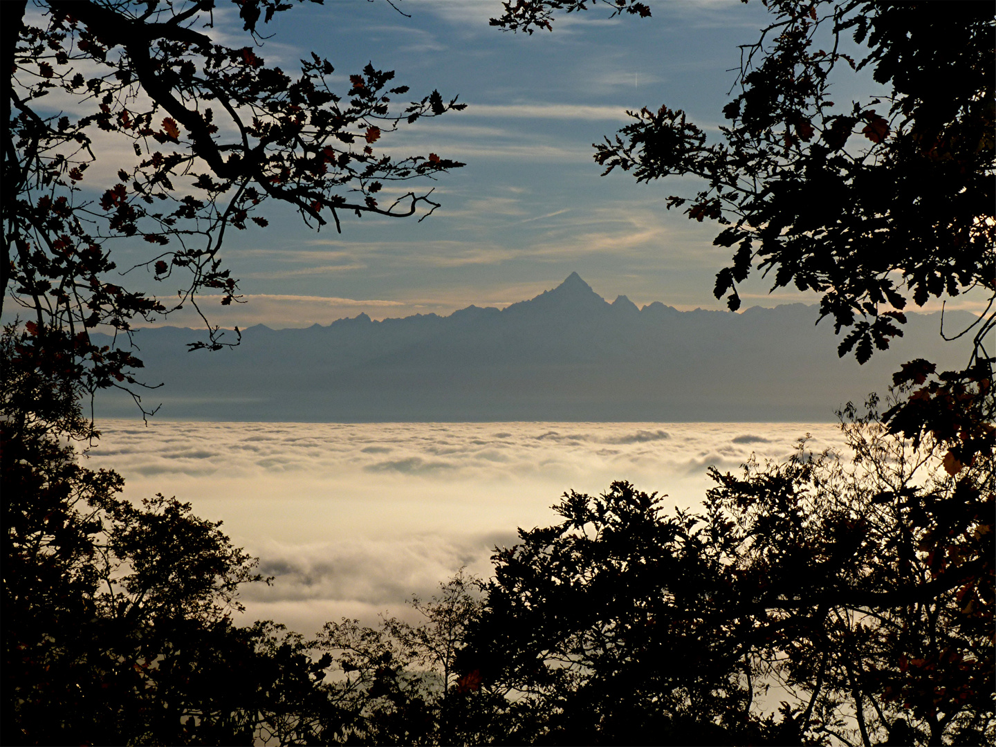 Monviso nel mare di nebbia