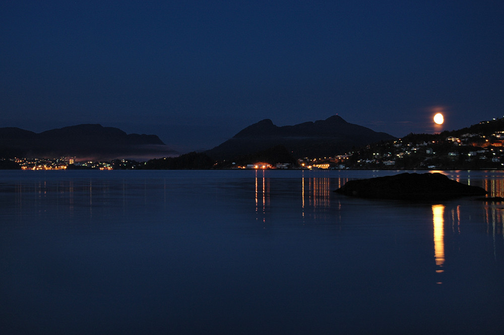 Moon over Askoy