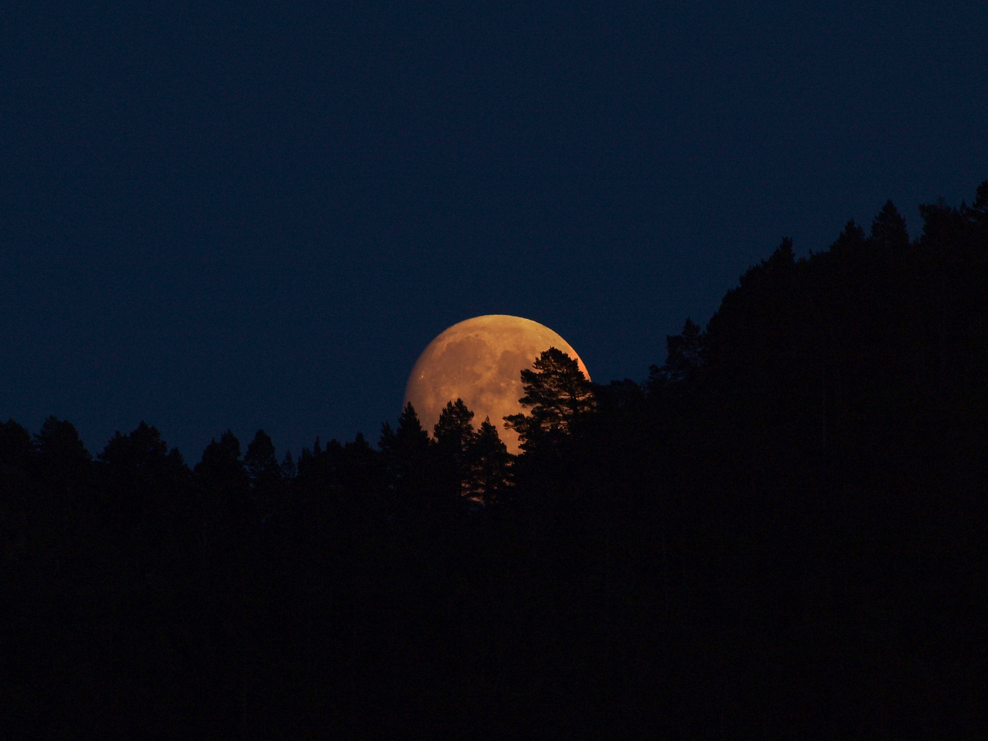 Moon over Jendemsfjellet