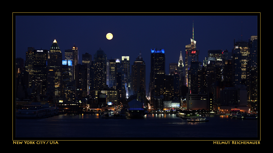 Moon over Manhattan II, New York City / USA