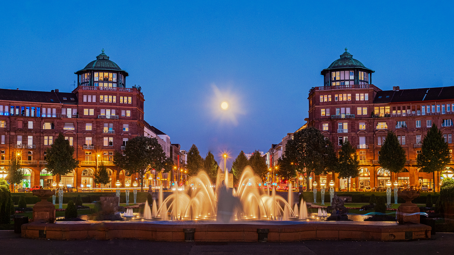 Moon Over Mannheim. Augustaanlage