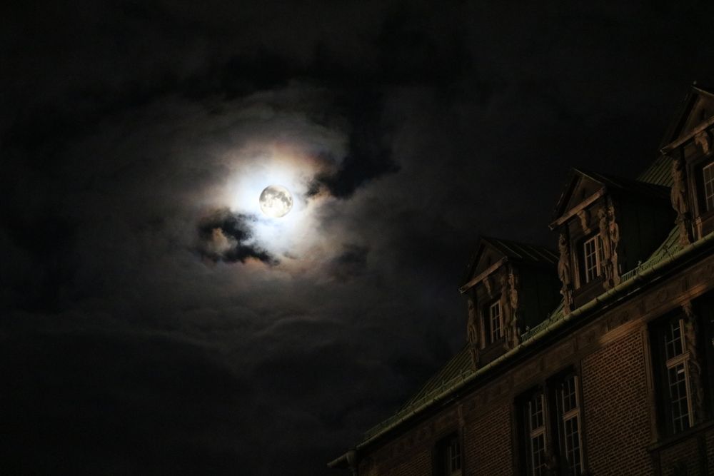 Moon over Rathaus