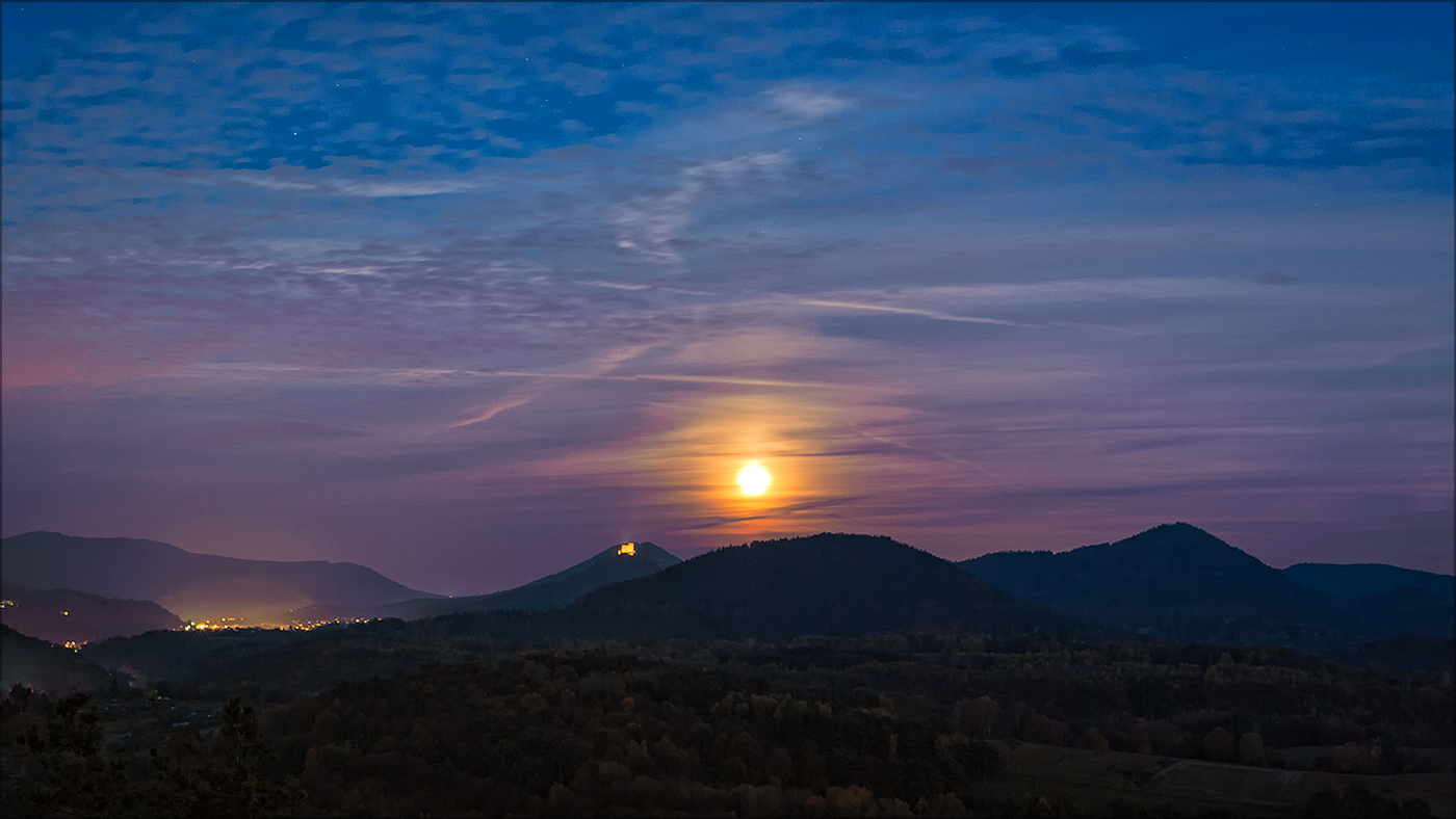 Moon over Trifels