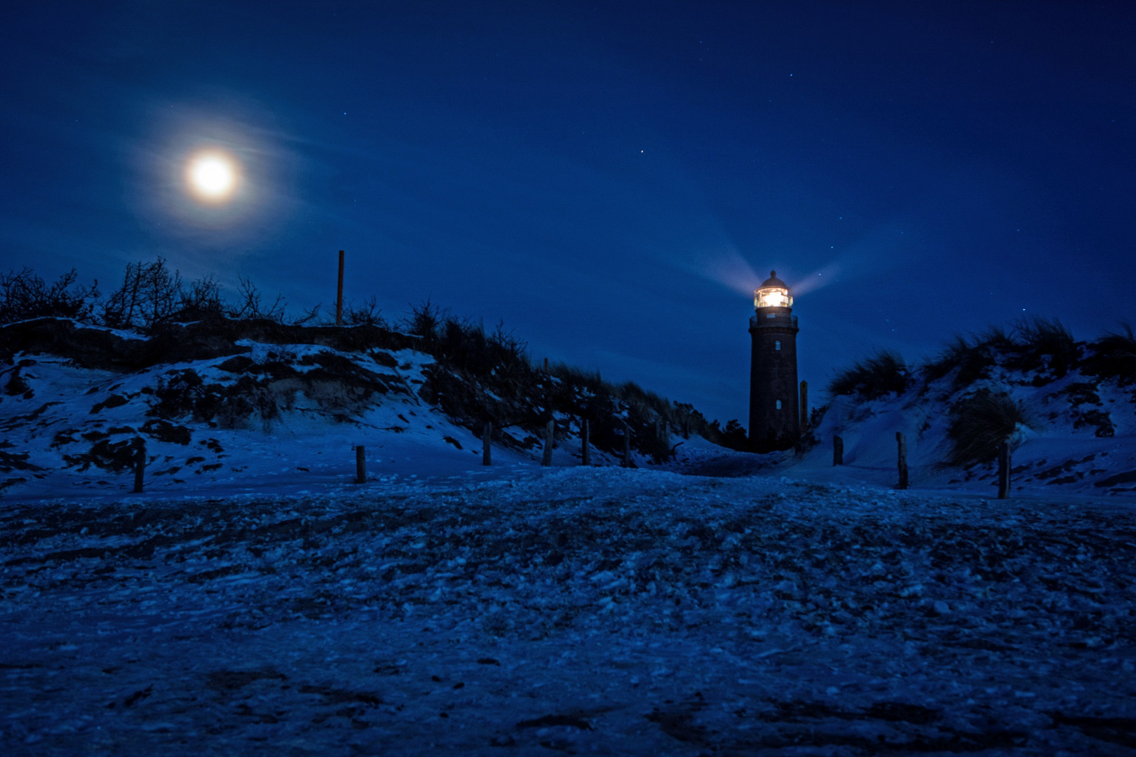 Moon vs Lighthouse