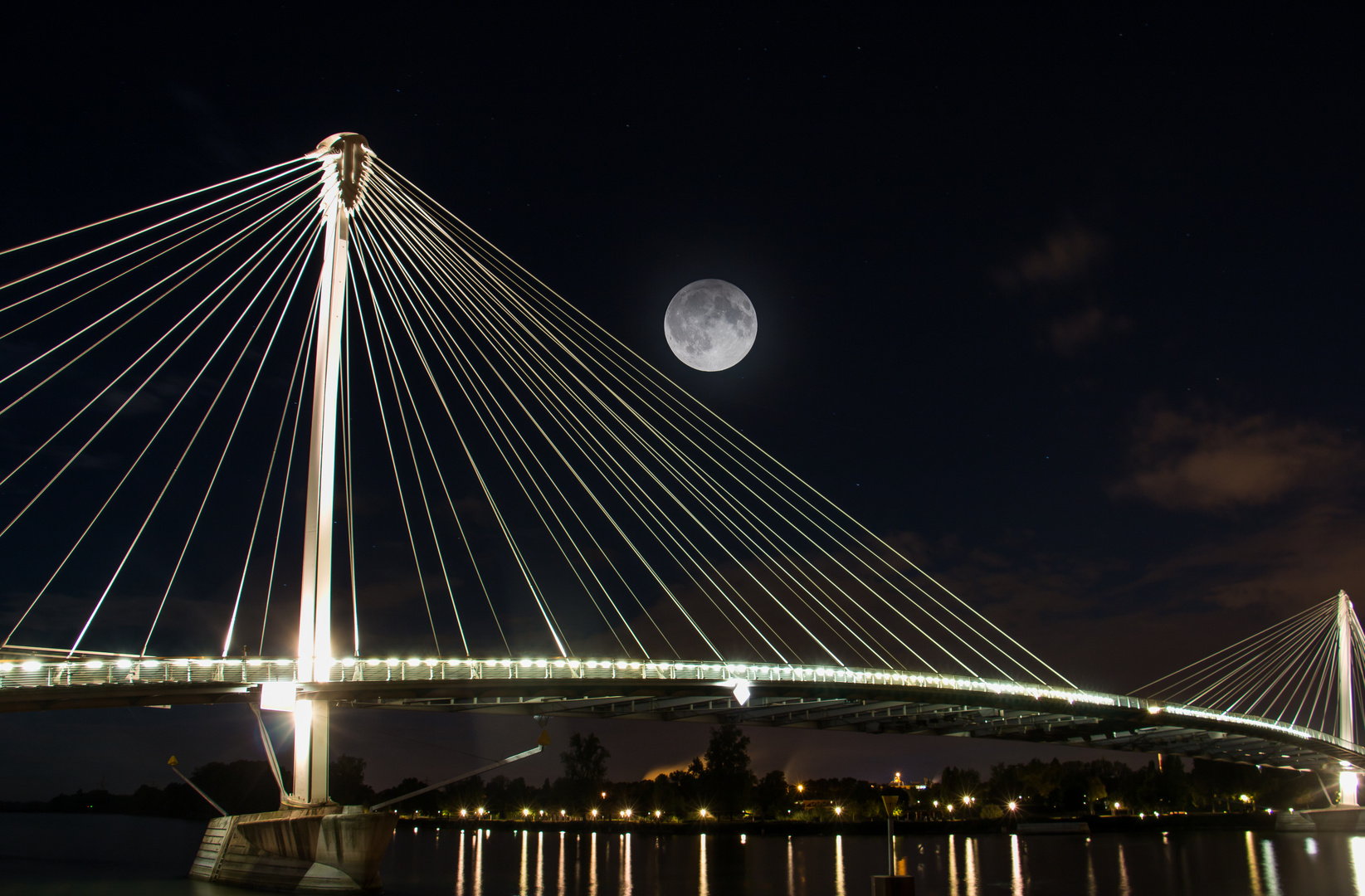 Moonlight Bridge. Die Brücke für Verliebte.