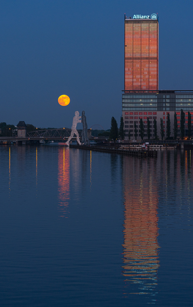 Moonrise over Molecule Man