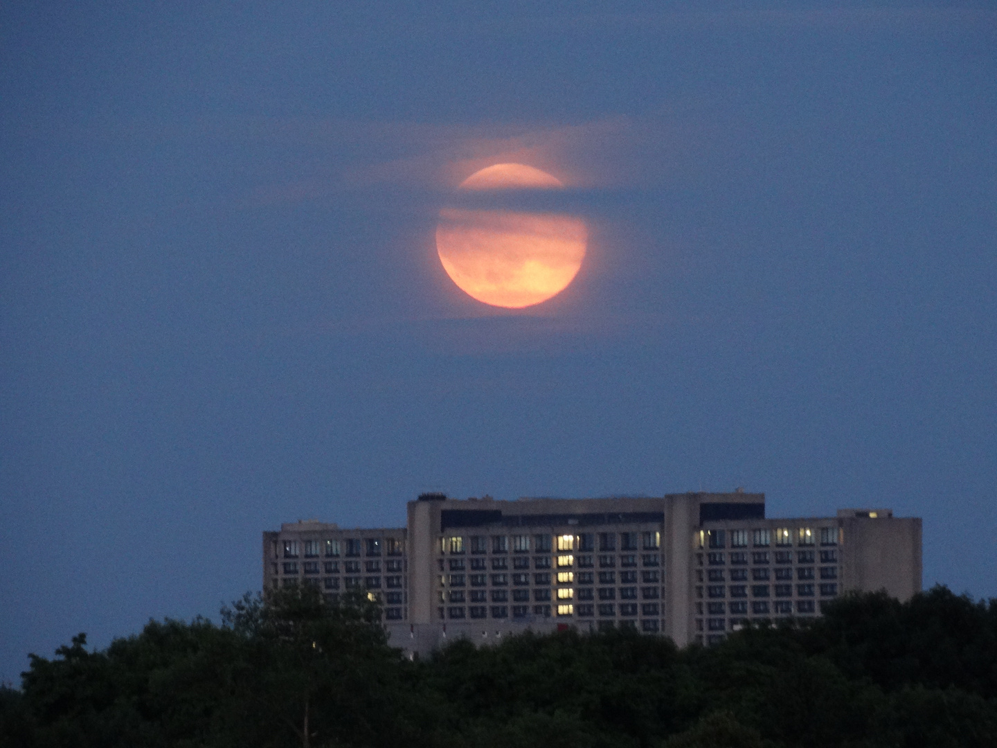 Moonrise over the German Federal Bank