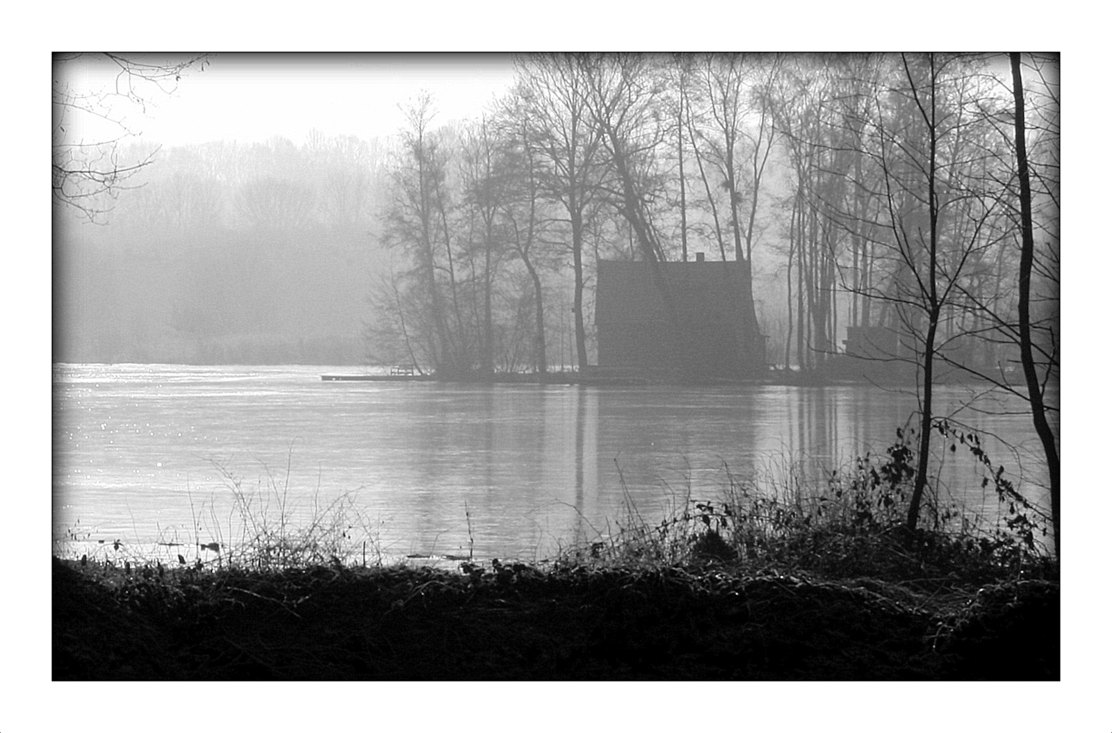 Moorhütte - vorn  -   mit dünnem Eis...