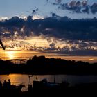 Moorkran mit Hafen bei Sonnenuntergang