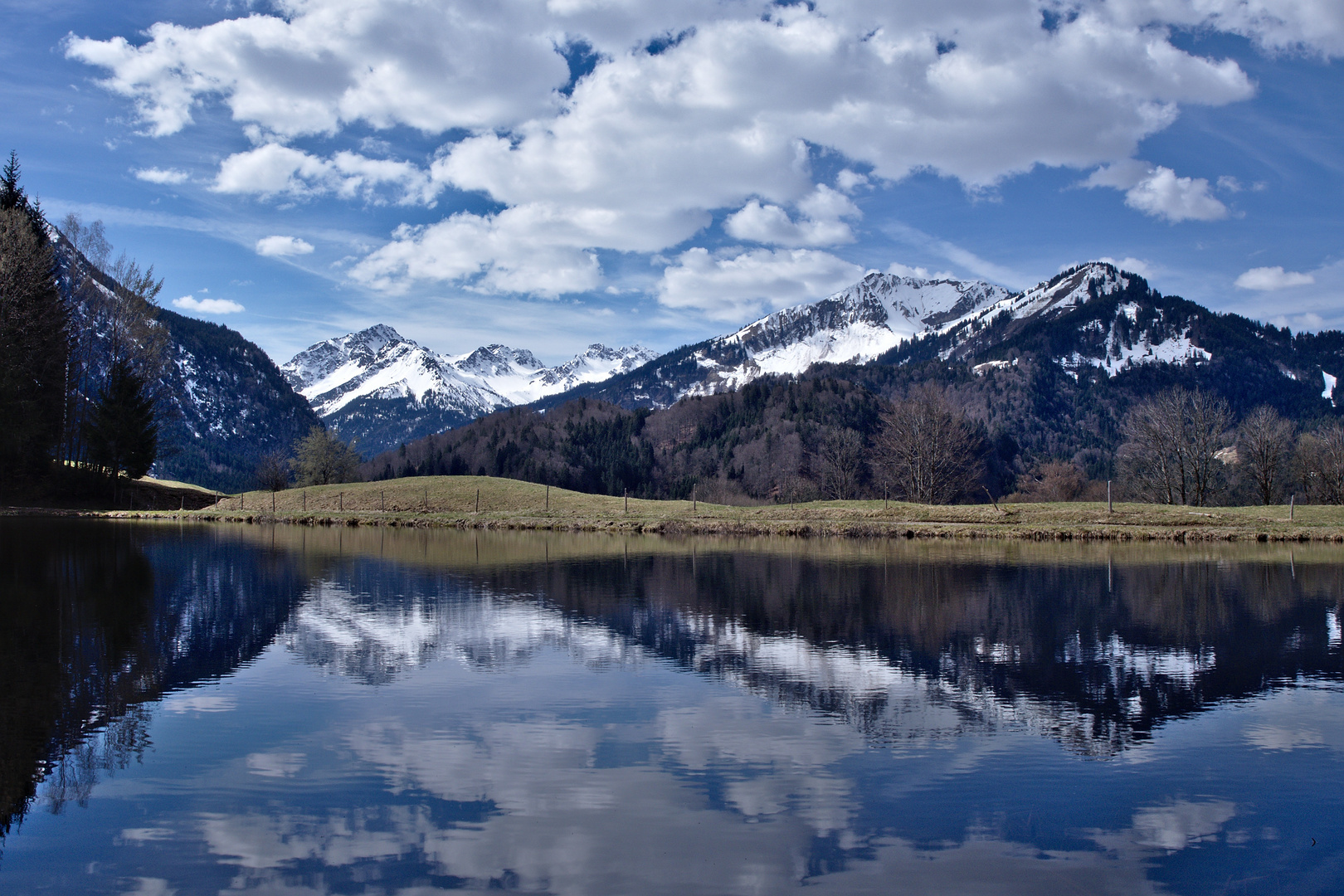 Moorweiher mit Wolken