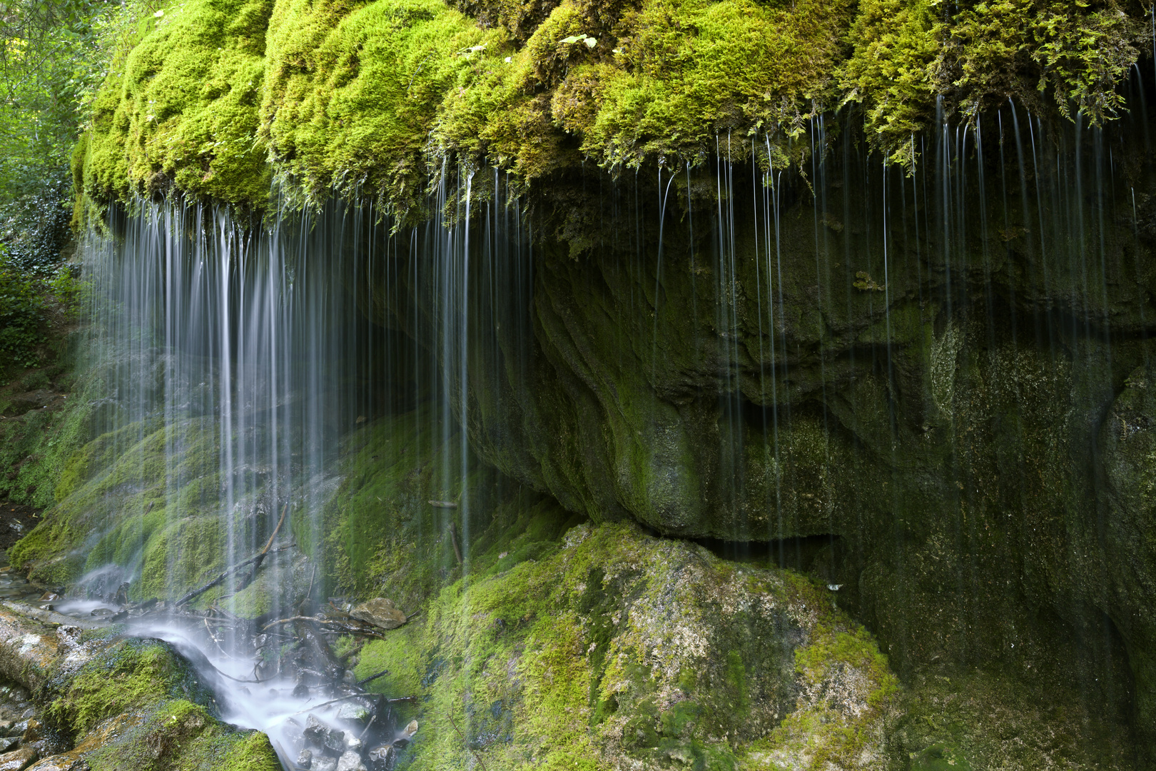 Moosbedeckter Wasserfall