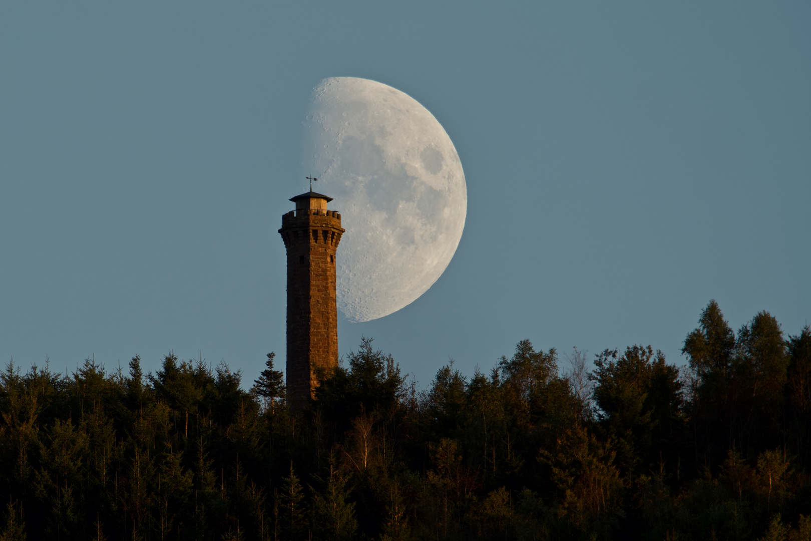 Moosturm vor Mondkrater