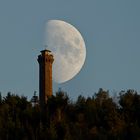 Moosturm vor Mondkrater