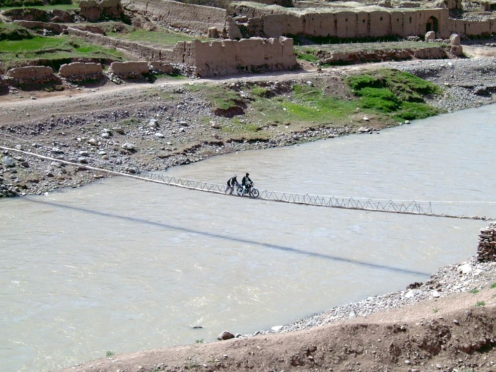 Moped auf Hängebrücke