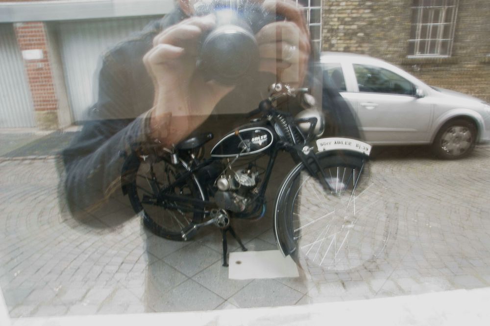 Moped im Schaufenster