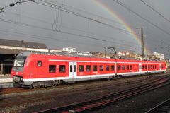 Mops und Regenbogen