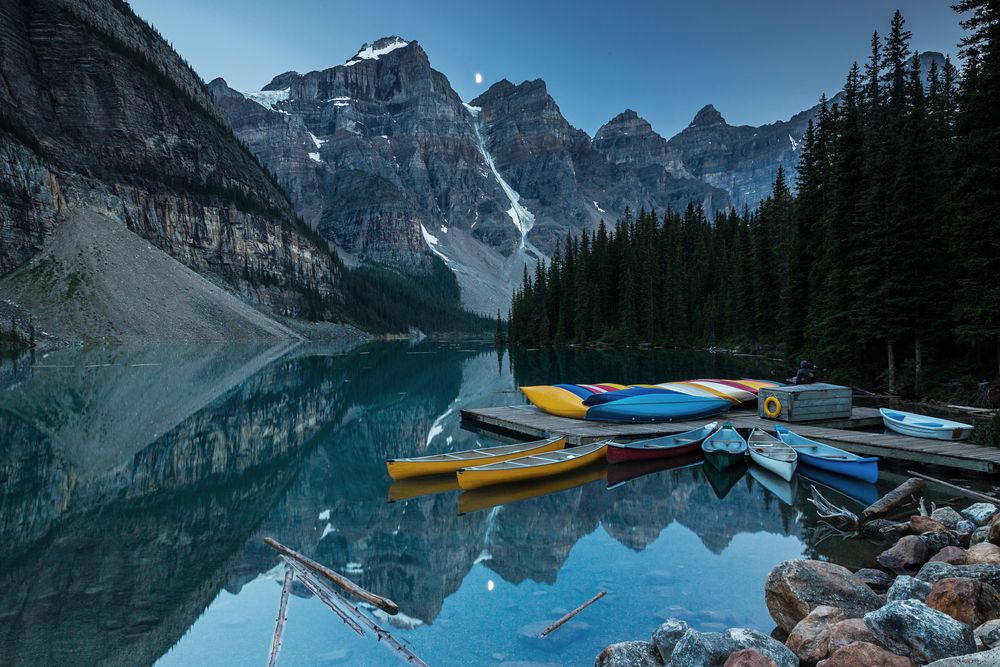 Moraine Lake im Mondlicht im Banff Nationalpark Kanada