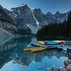 Moraine Lake im Mondlicht im Banff Nationalpark Kanada