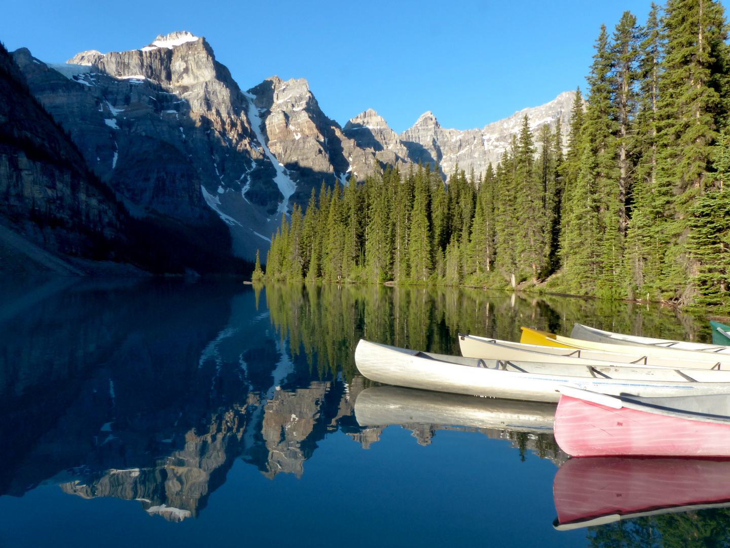 Moraine Lake - Kanus in the Morninglight