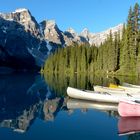 Moraine Lake - Kanus in the Morninglight