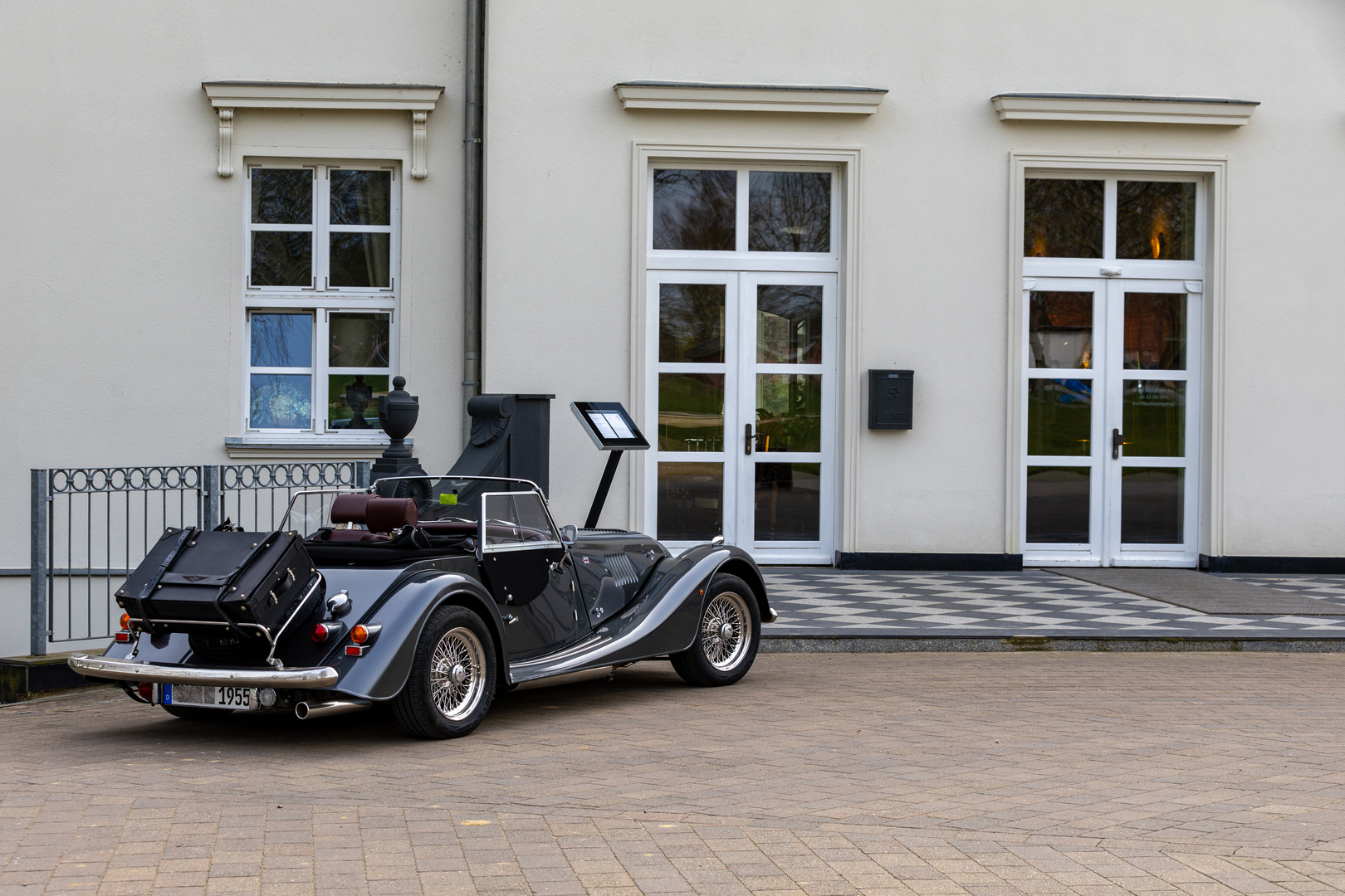 Morgan Roadster vs Schloss Rattey