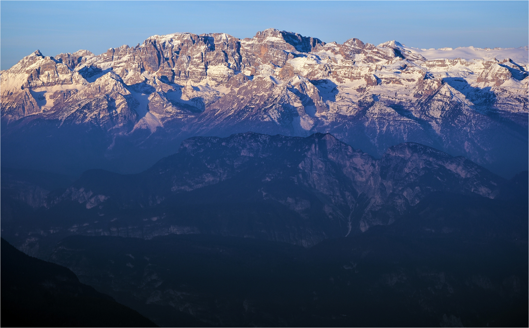 Morgen Blick zu den Fleimstaler Alpen